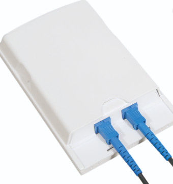 FTTH 2 retira o núcleo dos adaptadores de fibra ótica do SC do ABS 2pcs do PC da caixa da terminação internos ou exteriores