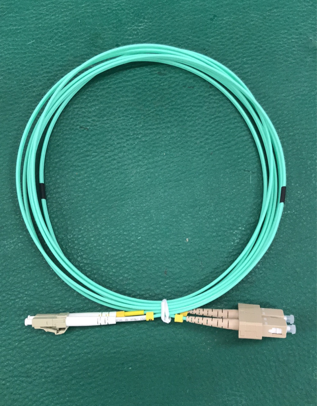 Diâmetro frente e verso multimodo do cabo de remendo OM3-300 de Aqua Fiber Patch Cable LC LC 2.0mm